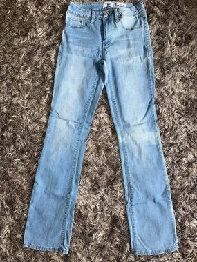 Womenās YMI Size 7 Midrise Blue Bootcut Jeans with Vintage Fading